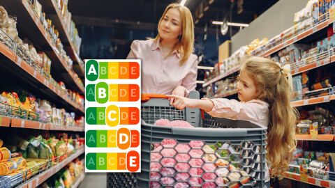 Madre selecciona productos en supermercado con etiquetado Nutri-Score