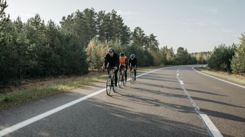 Ciclistas por la carretera