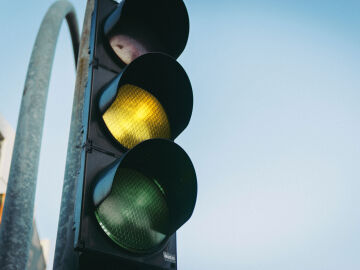 DGT pide analizar puntos conflictivos donde interese eliminar el &aacute;mbar en sem&aacute;foros para el conductor