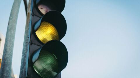 DGT pide analizar puntos conflictivos donde interese eliminar el ámbar en semáforos para el conductor Semáforo en ámbar