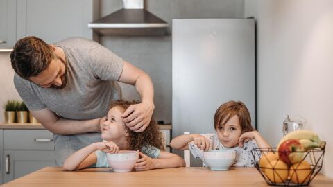 Los niños que no desayunan o lo hacen fuera de casa puede tener peor salud psicosocial Padre e hijos desayunando en casa