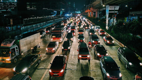 Atasco nocturno en la entrada a una urbe