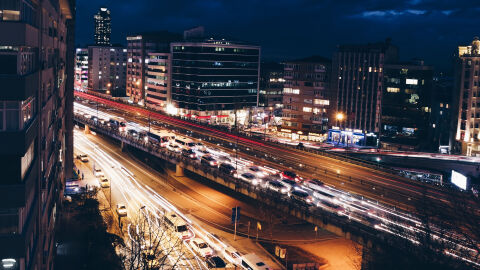 Atasco de tr&aacute;fico en autov&iacute;a de entrada a la ciudad