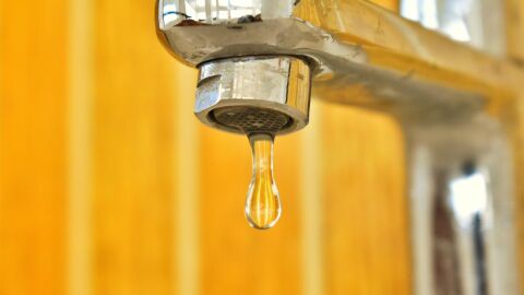 Una gota de agua cae de un grifo