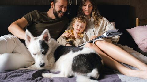 Familia en la cama con su perro