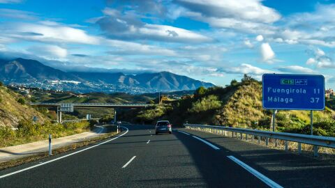 Mueren siete personas en siniestros de tráfico en las carreteras españolas este fin de semana Coche circulando por autovía de España