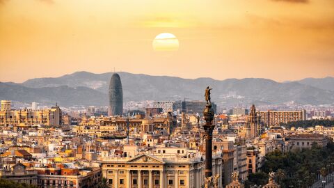 Cuatro de las diez ciudades europeas más afectadas por el aumento de temperaturas debido al cambio climático son españolas La ciudad de Barcelona al atardecer