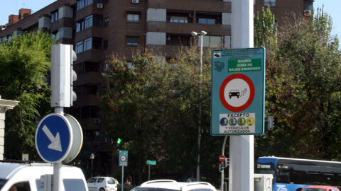 Señal e Zona de Bajas Emisiones en la Glorieta de Pirámides en Madrid 