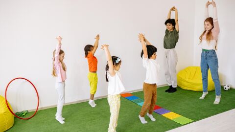 Ni&ntilde;os de 6 a&ntilde;os haciendo estiramientos