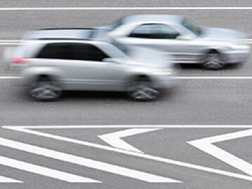 Coches circulando por la carretera, imagen de barrido