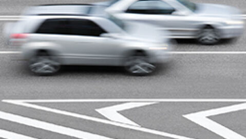 Coches circulando por la carretera, imagen de barrido
