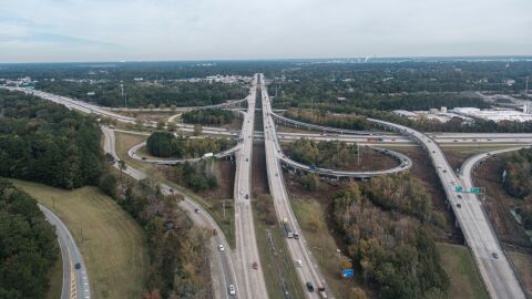 Nudo de carreteras desde el aire