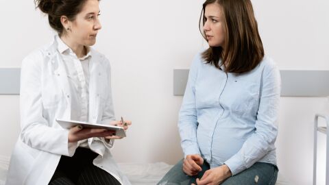 Transmitir empatía al paciente Mujer en consulta ginecológica.