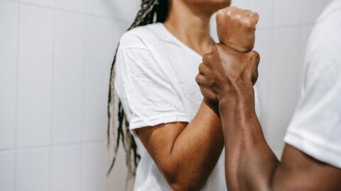 Hombre sujete a mujer por el antebrazo con violencia