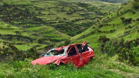 Coche accidentado en la cuneta de una carretera