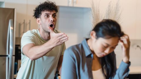Hombre grita a su pareja