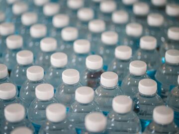 Luz verde a la norma que fija reducir un 20 % botellas de plástico de un uso