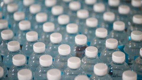 Luz verde a la norma que fija reducir un 20 % botellas de plástico de un uso
