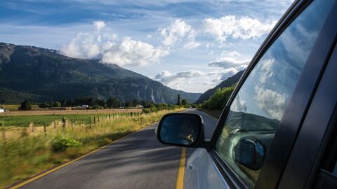 Coche circula por carretera española
