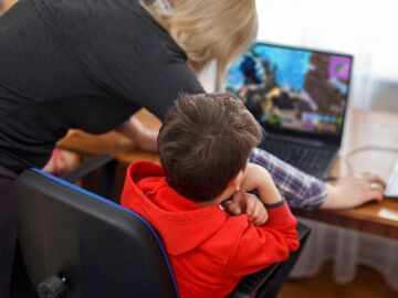 As&iacute; se relacionan los m&aacute;s j&oacute;venes con la tecnolog&iacute;a: cuatro horas de media y Roblox, TikTok y YouTube como principales plataformas de consumo