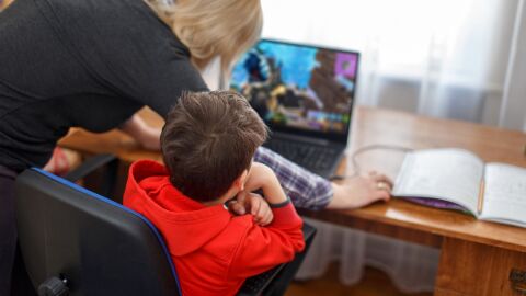 Así se relacionan los más jóvenes con la tecnología: cuatro horas de media y Roblox, TikTok y YouTube como principales plataformas de consumo