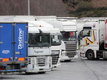 Imagen de archivo de varios camiones congregados.