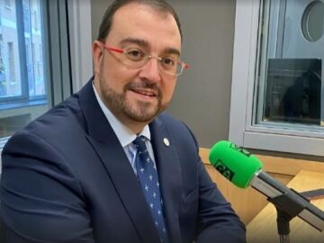 Adrián Barbón, presidente de Asturias, con Carlos Alsina en ‘Más de uno’: “El caso 'Mediador' abochorna y avergüenza al PSOE”