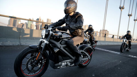 Harley-Davidson presentan LiveWire, la primera Harley eléctrica durante un paseo por el icónico puente de Manhattan.