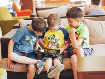 El chupete digital. C&oacute;mo evitar un paisaje con ni&ntilde;os abducidos por la pantalla