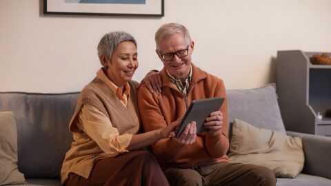 Siete de cada diez mayores de 55 años están en Internet, pero la brecha digital entre generaciones continúa 