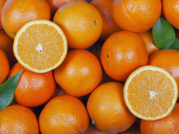 Una bandeja de naranjas