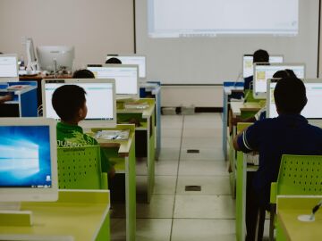 Suecia vuelve a los libros de texto en clase: &iquest;retroceder en la digitalizaci&oacute;n es una opci&oacute;n?