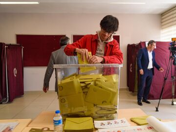 Un joven vota en las elecciones del pasado 14 de mayo en Turqu&iacute;a. 