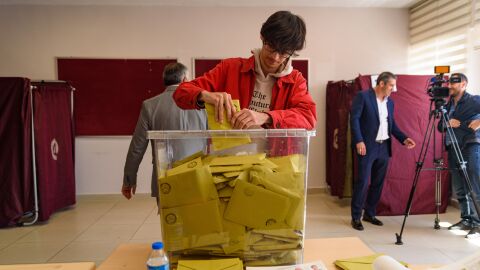 Un joven vota en las elecciones del pasado 14 de mayo en Turquía. 