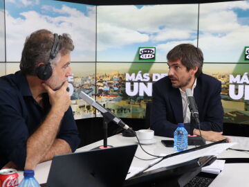 El portavoz de Sumar, Ernest Urtasun, con Carlos Alsina en 'Más de uno'