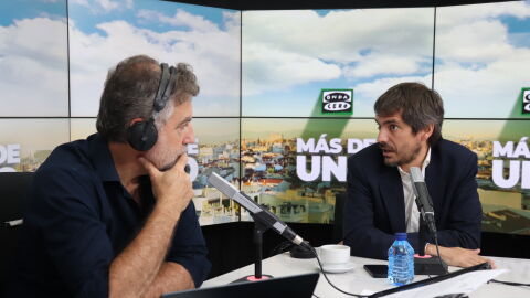 El portavoz de Sumar, Ernest Urtasun, con Carlos Alsina en 'Más de uno'