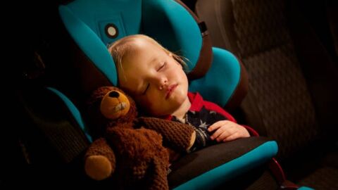Niño dormido en el coche 