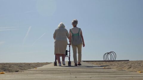 ‘Hablando en plata’ y Amigos de los Mayores, unidos para sensibilizar sobre la soledad no deseada de las personas mayores 