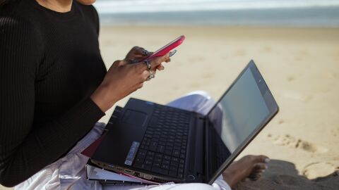 El 72 % de los trabajadores españoles no desconecta fuera del horario laboral 