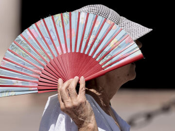 mujer se protege del calor