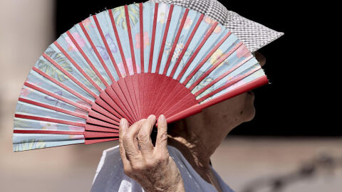 mujer se protege del calor mujer se protege del calor
