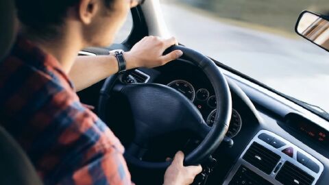 El 44% de los conductores ha tenido un susto al volante por culpa de su visión y el 30% no lee bien las señales El 44% de los conductores ha tenido un susto al volante por culpa de su visión y el 30% no lee bien las señales