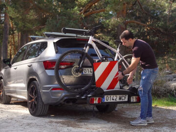 La manera correcta de llevar la bicicleta y los esqu&iacute;s en el coche 