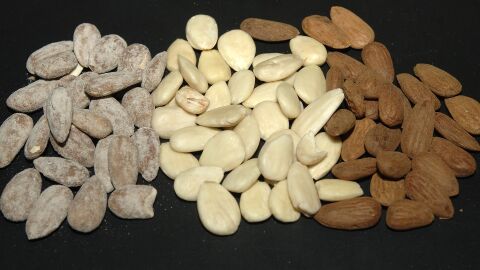 Consumir almendras podría ayudarnos a controlar el peso Varios tipos de almendras colocadas en montones