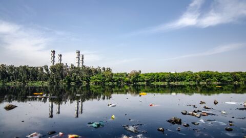 Panor&aacute;mica de un rio con residuos pl&aacute;sticos 
