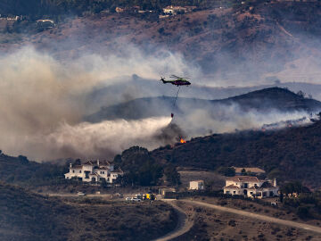 Trabajo de extinción en el incendio forestal en Mijas (Málaga)