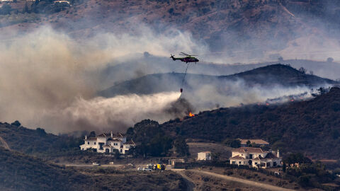 Trabajo de extinci&oacute;n en el incendio forestal en Mijas (M&aacute;laga)