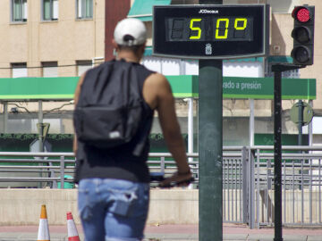 Un termómetro marca 50 ºC en una ciudad el pasado verano