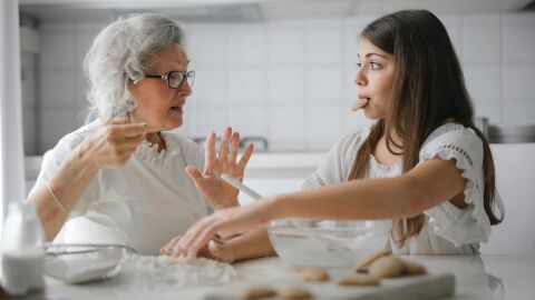 Dos mujeres de distintas generaciones comparten el desayuno