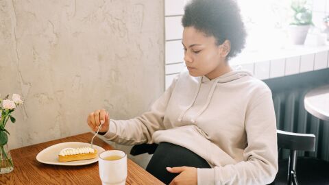 Llevar una alimentación equilibrada durante el embarazo ayuda a la salud de la madre y el feto Mujer embarazada desayunando